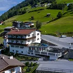 Apart-hotel Pitztal Living 3*